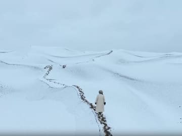 中国・新疆崑玉市の砂漠で初雪を観測