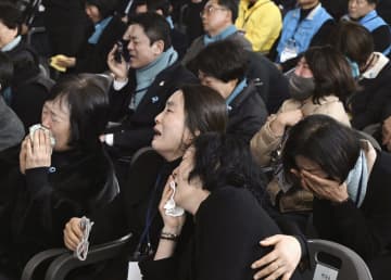 韓国の航空機事故1年で追悼式典　179人死亡、大統領が謝罪