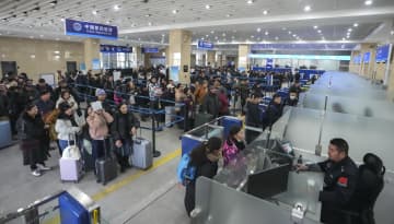 中国、元日連休の出入境者は1日平均210万人超の見込み