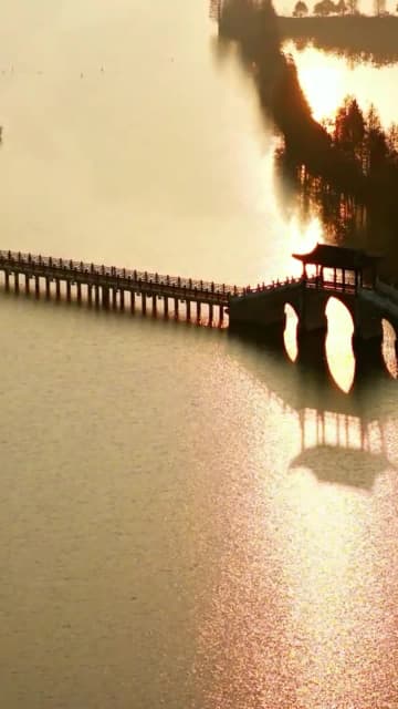 薄霧に包まれる南湖公園　中国安徽省蕪湖市