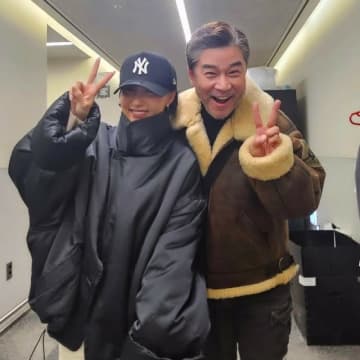 ファサ（MAMAMOO）、俳優パク・ジョンミンとクリスマスに会った…公演観覧がキャッチ