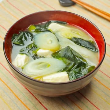 【みそ汁にスプーン1杯入れてみて】「今日のは抜群にウマい」「一瞬で料亭の味」コクとうまみがアップするみそ汁の格上げレシピ