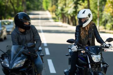 ツーリングで横並び走行は違反？バイク乗りが知っておくべき道路交通法の境界線