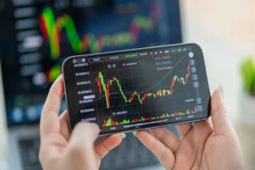 住宅ローン“残り2000万円・金利0.8％・残27年”の同僚が繰り上げ返済を検討中。300万円を一括返済 vs “オルカン投資”25年、最終的にどっちが得でいくら違う？