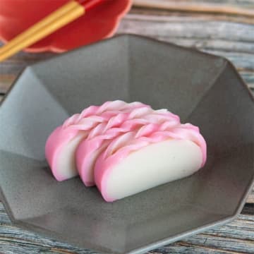 【かまぼこの飾り切りはコレさえ覚えておけばOK】「不器用な私でもできた！」誰でも失敗せずに作れる簡単ねじりテクニック