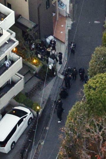 マンションで女性刺される　東京・高田馬場、男は逃走