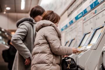 乗車前にSuicaでグリーン券を買おうとしたら「座れない場合でも返金不可」と表示。グリーン券は事前に買うべき？ それとも乗ってから？