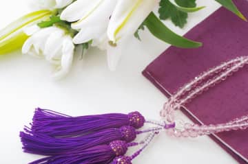 友人の親が亡くなり、家族葬で静かに見送ったそうです。香典を出す・出さないの判断基準はありますか？金額の目安も知りたい。