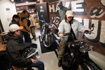 浅草のライダーズカフェにロイヤルエンフィールドが集結！年末パーティで見えた“人気の理由”