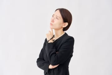 母が亡くなり、病院で紹介された葬儀社と契約しました。あとから「払えない金額」だと気づいたのですが、今から別の葬儀社に変えることはできますか？