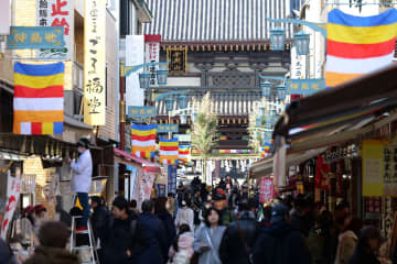 川崎大師、仲見世通り商店街　参拝者や観光客でにぎわい　とんとこ飴きり「トンットンッ」　包丁の音、心地よく