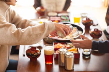 「今日だけは解禁だよ」ビールを飲み、カニを頬張る痛風のはずの義父…お歳暮トラブルを引き起こした衝撃の事実