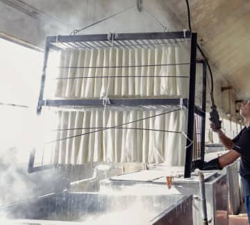 【京都・丹後ちりめん精練工場 TANGO OPEN CENTER】屋内で楽しめる展示と工場見学がパワーアップ