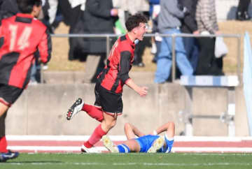 「実力不足です」なんという幕切れ…後半ATに劇的同点弾の２年生FWがPK失敗で号泣。過去８大会で３度ベスト４の強豪が初戦敗退【選手権】