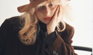 黒のようで黒より使える「合わせる色も選ばない色」の選び方