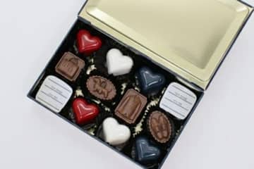 トム ブラウン チョコレート26年バレンタイン、苺クリームのハート型＆“犬のへクター”型ショコラ