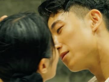 恋リアで無双した爆モテ美女、浮気性の彼氏と復縁し熱烈キス！衝撃の結末にスタジオ仰天