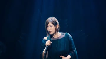 絢香、最新ツアーから「花束じゃなくキミといたい」ライブ映像を公開