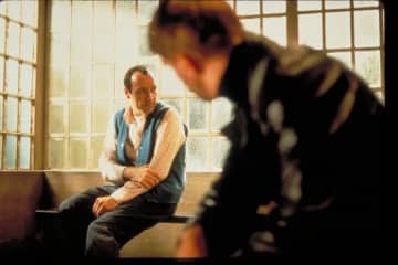 初見の鑑賞者の度肝を抜き、再鑑賞者を唸らせる緻密なシナリオ “90年代名作”『ユージュアル・サスペクツ』2週間限定上映