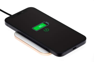 寝る前、スマホを充電しっぱなしにするのは大丈夫？どうするのがベスト？