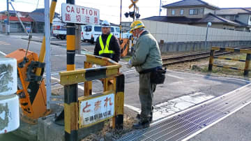 【まとめ】湊線踏切に軽乗用車進入　列車と衝突、89歳男性けが　茨城・ひたちなか
