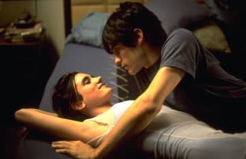 「愛を、幸せを、何かで自分を埋めたいんだ」“トラウマ映画”の金字塔『レクイエム・フォー・ドリーム 4Kリマスター』