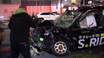 タクシーと乗用車が出合い頭に交差点で衝突　4人軽傷　神奈川・横浜市