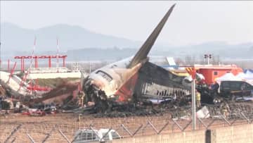 韓国航空機事故から1年で追悼式　乗客・乗員179人死亡　大統領が謝罪