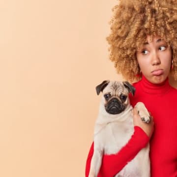 犬が『抱っこを嫌がる』理由3つ　飼い主が意外とやりがちな注意すべき抱き方とは？