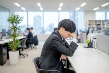 仕事しない上司、パチンコ屋での目撃情報が頻発！月6日しか働かない上司に「頭がおかしくなりそう」と絶望する20代男性
