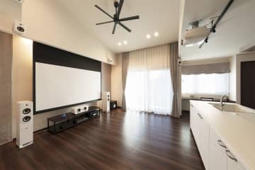 映画ファンの義母に、生活に寄り添うホームシアター付きの新居をプレゼント！