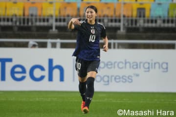 ｢素敵な女子会｣なでしこMF塩越柚歩が元チームメイトたちとの“夢の国”満喫ショット公開！｢このメンツなら気づけるな｣｢チームが変わっても仲良しで良かった｣