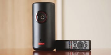 【今年の素敵なお買い物】モバイルプロジェクターで特撮もディズニーも楽しめる！前田賢紀さん