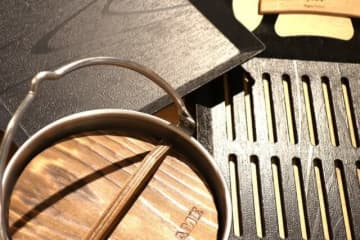 「焚き火料理」煮炊き・焼きにはコレ！　扱いやすい「鍋＆グリドル」　ショップ店員に聞く