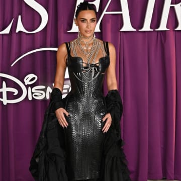 キム・カーダシアン、子犬のクリスマスプレゼントに動物愛護団体から批判