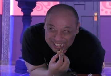 トム・ブラウンみちおの“犬食い”に、お見送り芸人しんいちドン引き「こうなったら終わりやな」