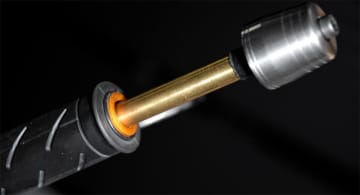 EVATEK から汎用「真鍮インナーウェイト」が発売　振動軽減で長距離ツーリングの快適性アップ