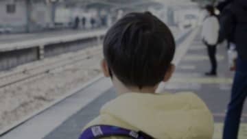 帰省ラッシュの東京駅で両親とはぐれた幼児　→迷子放送で再会できた時、駅員が母を一喝