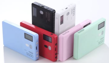 モバイルバッテリーとLEDライトの1台2役！ スマホにピタッとくっつく超薄型の「GODOX MA5R」