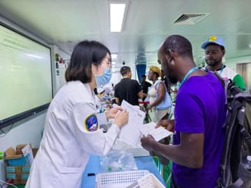 中国海軍病院船、バルバドスでの任務終え南米へ