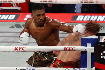 「悲劇すぎる」「言葉がない」　ボクシング界に悲報、SUV車が大破…元ヘビー級王者の交通事故に衝撃