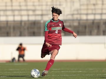 「ワールドクラスだ」日本の高校生DFが決めた“衝撃のスーパーゴール”が海を越えて話題に！海外メディアも驚愕「驚異的なロングレンジ弾」【選手権】