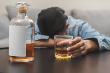 アルコール依存症になった私。お酒を飲むことで「向き合わなくちゃいけないこと」から逃げていたんだと気付いて…。断酒会の仲間や友達の存在に助けられ、人生を「リ・スタート」【2025年度ベスト記事セレクション】