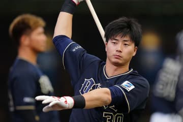 “No.1イケメン”の色気にファン悶絶「ヤバすぎる」　貴重なスーツに「何のご褒美」