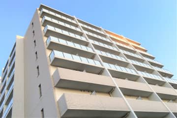 夫が亡くなり、「遺産」は妻の私が相続する予定です。夫と暮らした「賃貸住宅」に住み続けたいのですが、“賃貸契約”も「相続」できますか？