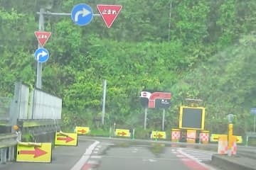 道路の“思わぬ罠”に危うく逆走しそうになり…　ドライバースクール校長「あれは間違えるわ」
