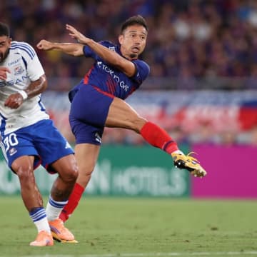 長友佑都、決意を込めた４文字。FC東京が契約更新を発表。自身５度目のW杯出場を目ざす