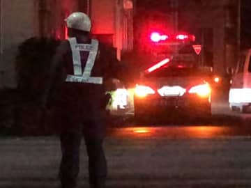 バイク男性が死亡…車が衝突　夜の交差点で　車で右折していた男逮捕、違反の疑い…友人に会いに行く途中　病院で死亡が確認された27歳