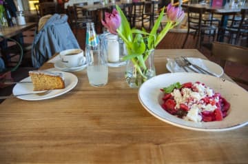 【2025-2026年】新宿カフェ(チェーン店含む)の年末年始における営業日や営業時間まとめ