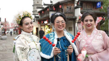 外国人観光客に漢服体験が人気　中国・安徽省銅陵市